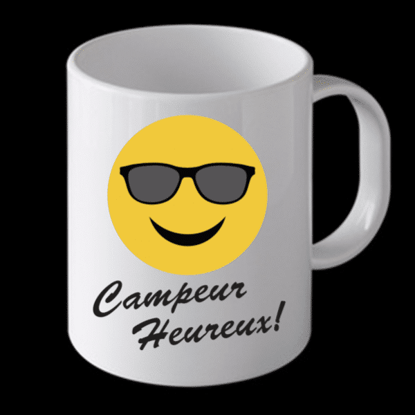 Tasse-campeur heureux